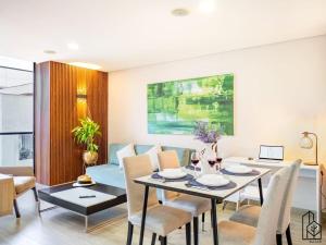 une salle à manger et un salon avec une table et des chaises dans l'établissement Bizsar Ocobo Aire Acondicionado Exclusivo 2 Piscinas, à Vallecito