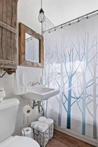 Koupelna v ubytování Modern Chic Spruce Retreat + 32 fotografií