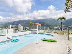 une piscine sur le toit d'un immeuble dans l'établissement Bizsar Ocobo Aire Acondicionado Exclusivo 2 Piscinas, à Vallecito