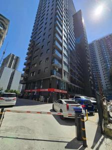 une voiture de police garée devant un grand immeuble dans l'établissement NBG Aparthotel, à Batoumi 15 autres photos