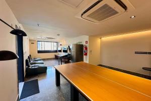 Una sala de oficina con una mesa y un sofá. en Studio 4pessoas, WiFi, Sauna, Enxoval, Arcos da Lapa, a 5 minutos da Petrobras, próximo a VLT e Metro para Copacabana, en Río de Janeiro 30 fotos más