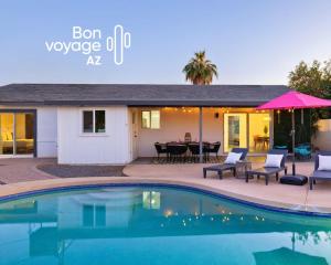 斯科茨Blush Bungalow的一座带庭院的房屋前的游泳池