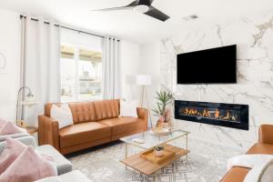 斯科茨Blush Bungalow的带沙发和壁炉的客厅