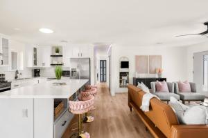 斯科茨Blush Bungalow的配有沙发和桌子的厨房和客厅