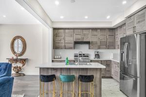 Η κουζίνα ή μικρή κουζίνα στο Designer Home in Niagara Falls