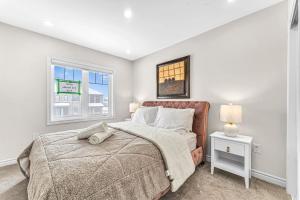 Ένα ή περισσότερα κρεβάτια σε δωμάτιο στο Designer Home in Niagara Falls