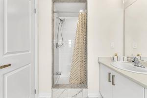 Ένα μπάνιο στο Designer Home in Niagara Falls