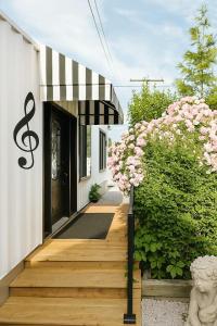 Κήπος έξω από το One of a Kind Stay Container Tiny Home by Falls