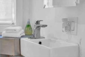 Φωτογραφία από το άλμπουμ του One of a Kind Stay Container Tiny Home by Falls στους Καταρράκτες του Νιαγάρα