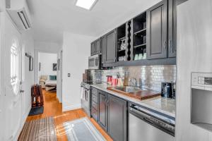 Η κουζίνα ή μικρή κουζίνα στο One of a Kind Stay Container Tiny Home by Falls +13 φωτογραφίες