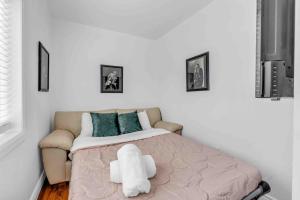 Ένα ή περισσότερα κρεβάτια σε δωμάτιο στο One of a Kind Stay Container Tiny Home by Falls