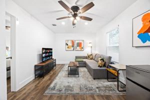 een woonkamer met een bank en een plafondventilator bij Cozy Modern 1BR Casita - Near Lackland & SeaWorld in San Antonio