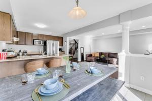 an open kitchen and living room with a dining table at Cozy Home in Niagara 10 mins from Falls and Brock in Thorold