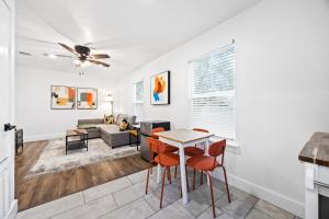 een keuken en woonkamer met een tafel en stoelen bij Cozy Modern 1BR Casita - Near Lackland & SeaWorld in San Antonio