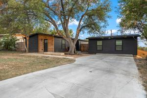 een huis met een oprit ervoor bij Cozy Modern 1BR Casita - Near Lackland & SeaWorld in San Antonio