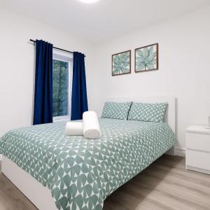 Ένα ή περισσότερα κρεβάτια σε δωμάτιο στο Modern Bright Home by Tim Hortons Field Xbox