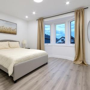 Ένα ή περισσότερα κρεβάτια σε δωμάτιο στο Modern Bright Home by Tim Hortons Field Xbox