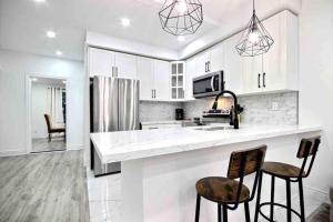 Η κουζίνα ή μικρή κουζίνα στο Modern Bright Home by Tim Hortons Field Xbox +7 φωτογραφίες