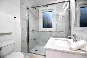 Ένα μπάνιο στο Modern Bright Home by Tim Hortons Field Xbox