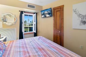 a bedroom with a bed and a window at Highland House 119 Next To Slopes Trails WiFi In Village With A View in Snowshoe