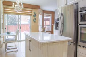 cocina con encimera blanca y nevera en Royal Luxury Central Home with Gazebo By Toronto, en Brampton
