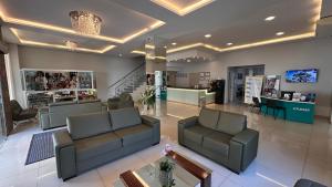 une salle d'attente avec des canapés et une pharmacie dans l'établissement Pietro Angelo Hotel, à Foz do Iguaçu