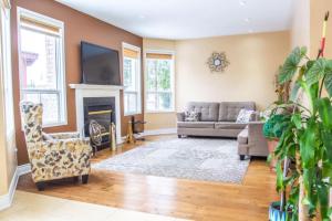 Una sala de estar con un sofá y una chimenea. en Royal Luxury Central Home with Gazebo By Toronto, en Brampton