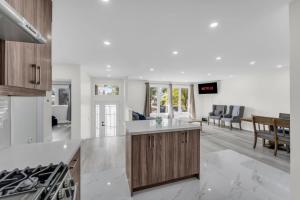 Una cocina y una sala de estar con mesa y sillas. en Spacious 6BR Getaway Sleeps 16 Yard and Parking, en Brampton 43 fotos más