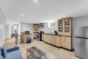 cocina grande con sofá y mesa en Spacious 6BR Getaway Sleeps 16 Yard and Parking, en Brampton