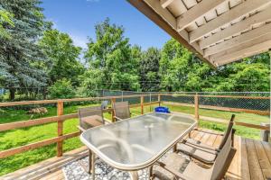 Balkón nebo terasa v ubytování Cozy Home Short Walk to Falls Nintendo FirePit