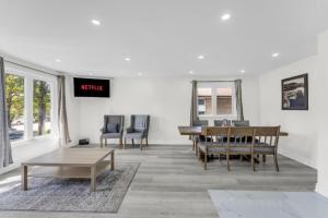 una sala de estar con una mesa y sillas en Spacious 6BR Getaway Sleeps 16 Yard and Parking, en Brampton