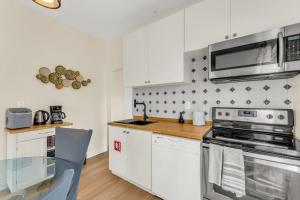 Kuchyň nebo kuchyňský kout v ubytování Sunshine Villa Closest BNB to Falls Hot Tub Oasis