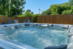 Bazén v ubytování Sunshine Villa Closest BNB to Falls Hot Tub Oasis nebo v jeho okolí