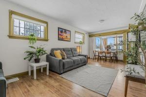 Posezení v ubytování Cozy Home Short Walk to Falls Nintendo FirePit