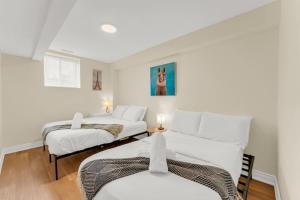 Postel nebo postele na pokoji v ubytování Sunshine Villa Closest BNB to Falls Hot Tub Oasis + 38 fotografií