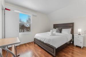 Postel nebo postele na pokoji v ubytování Cozy Home Short Walk to Falls Nintendo FirePit