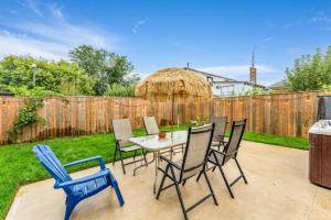 Patio nebo venkovní prostory v ubytování Sunshine Villa Closest BNB to Falls Hot Tub Oasis