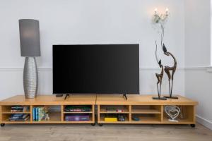 Μια τηλεόραση ή/και κέντρο ψυχαγωγίας στο The Stirling Penthouse - Free Parking