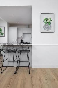 Η κουζίνα ή μικρή κουζίνα στο The Stirling Penthouse - Free Parking