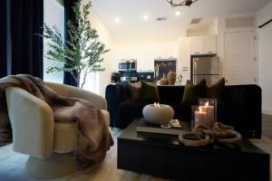 ein Wohnzimmer mit einer Couch und einem Tisch mit Kerzen in der Unterkunft Comfortable Atlanta Stay Near Mercedes-Benz Stadium in Atlanta