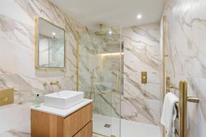 スターリングにあるThe Kings Park Luxury Residenceの洗面台とシャワー付きのバスルーム +53枚の写真