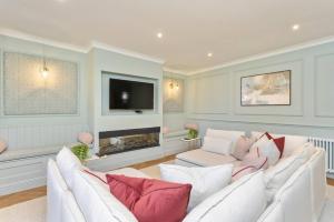 スターリングにあるThe Kings Park Luxury Residenceのリビングルーム(白いソファ2台、暖炉付)