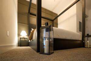 ein Schlafzimmer mit einem Bett und einer Kerze in einem Glaskasten in der Unterkunft Comfortable Atlanta Stay Near Mercedes-Benz Stadium in Atlanta + 20 Fotos