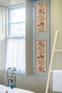 スターリングにあるThe Kings Park Luxury Residenceの窓、バスタブ、シンク付きのバスルーム