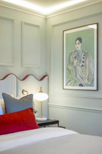 スターリングにあるThe Kings Park Luxury Residenceのベッドと壁に絵が飾られた寝室