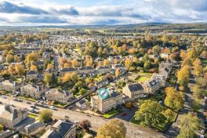 スターリングにあるThe Kings Park Luxury Residenceの木々や建物のある都市の航空写真