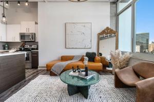 Kuchyň nebo kuchyňský kout v ubytování Executive Downtown Atlanta Condo Steps From Dragon Con and Convention Center Plus Free Parking