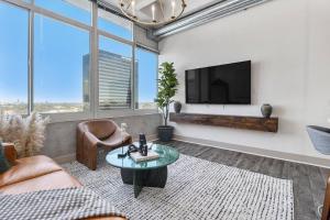 TV a/nebo společenská místnost v ubytování Executive Downtown Atlanta Condo Steps From Dragon Con and Convention Center Plus Free Parking