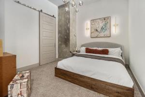 Postel nebo postele na pokoji v ubytování Executive Downtown Atlanta Condo Steps From Dragon Con and Convention Center Plus Free Parking