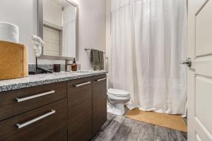 Koupelna v ubytování Executive Downtown Atlanta Condo Steps From Dragon Con and Convention Center Plus Free Parking